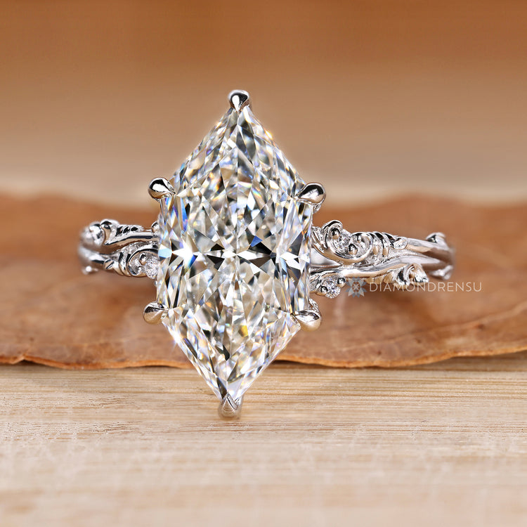 Dutch marquise ring with filigree details.