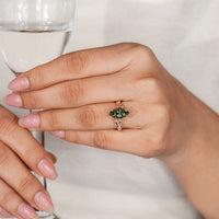 Nature inspired style with round side stones.