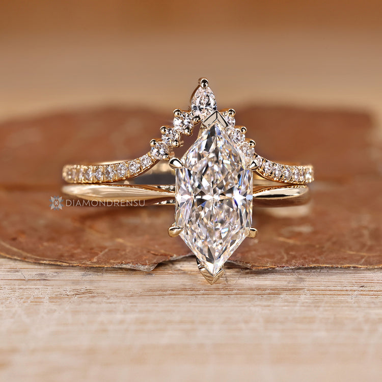 Handmade Dutch marquise ring with curvy band