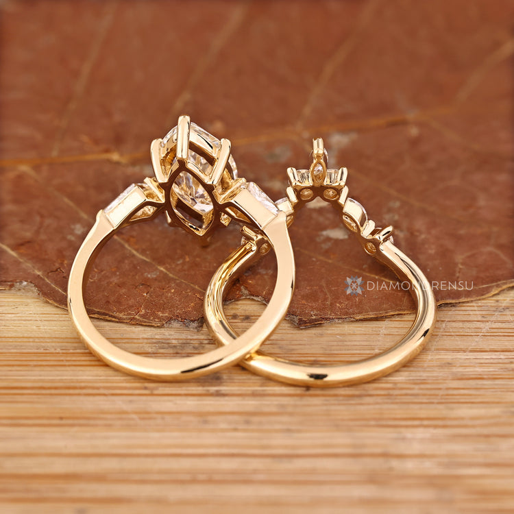 Shared prong setting enhances the marquise and round band.