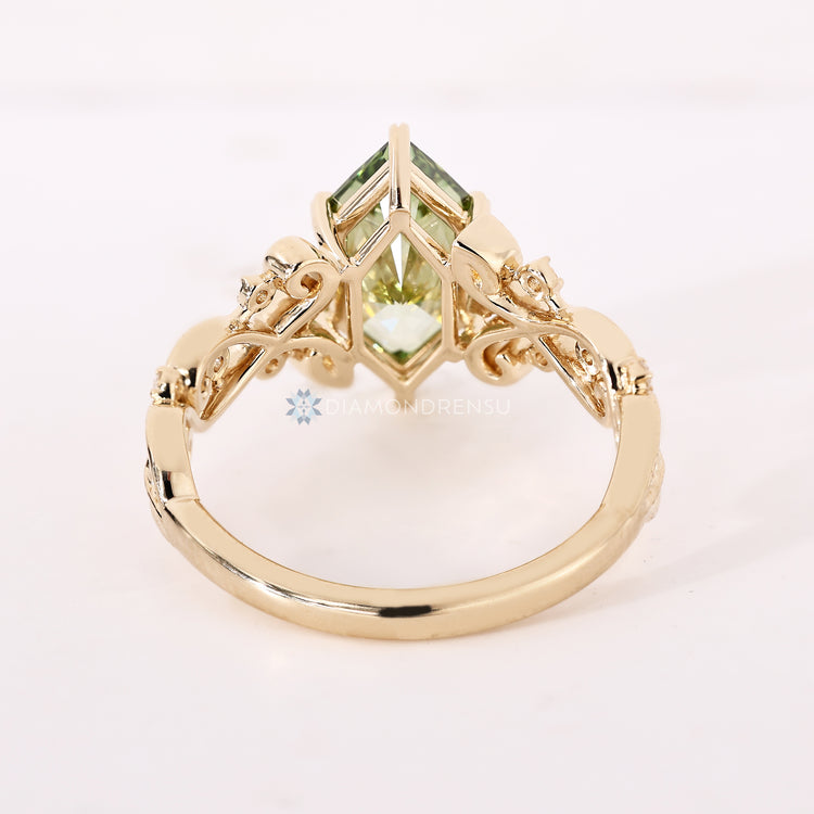 Handmade green Dutch marquise diamond ring by Diamondrensu.