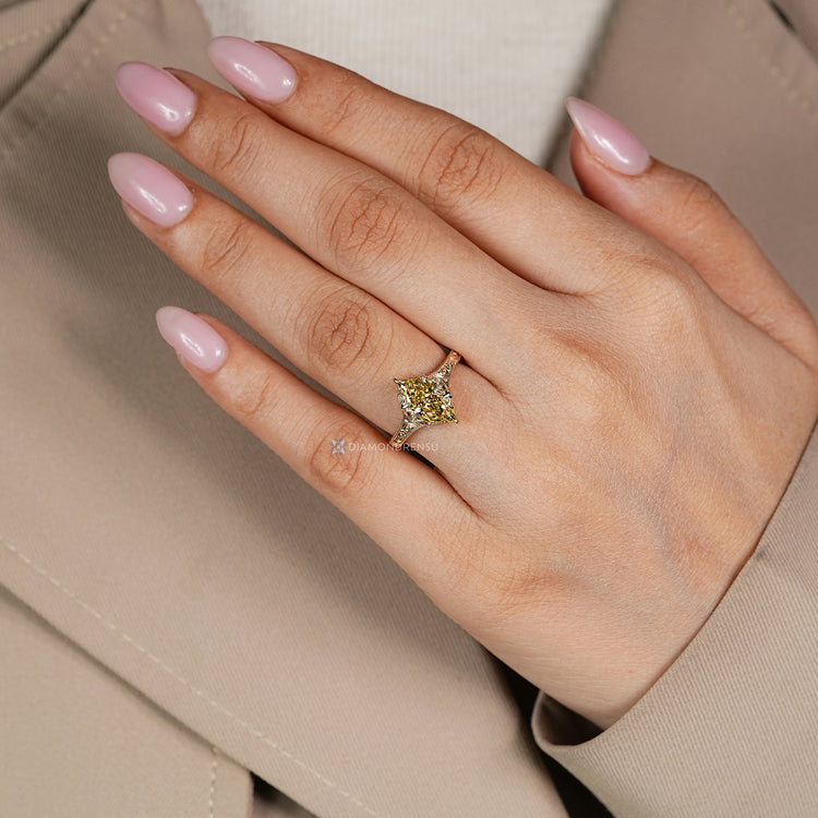 Hidden leaf basket setting supports the Dutch marquise diamond.