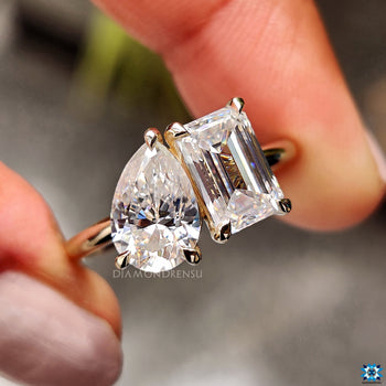 Et toi moi ring with emerald and pear cut stones