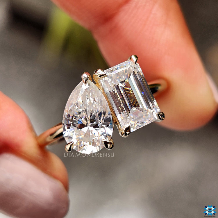 Et toi moi ring with emerald and pear cut stones