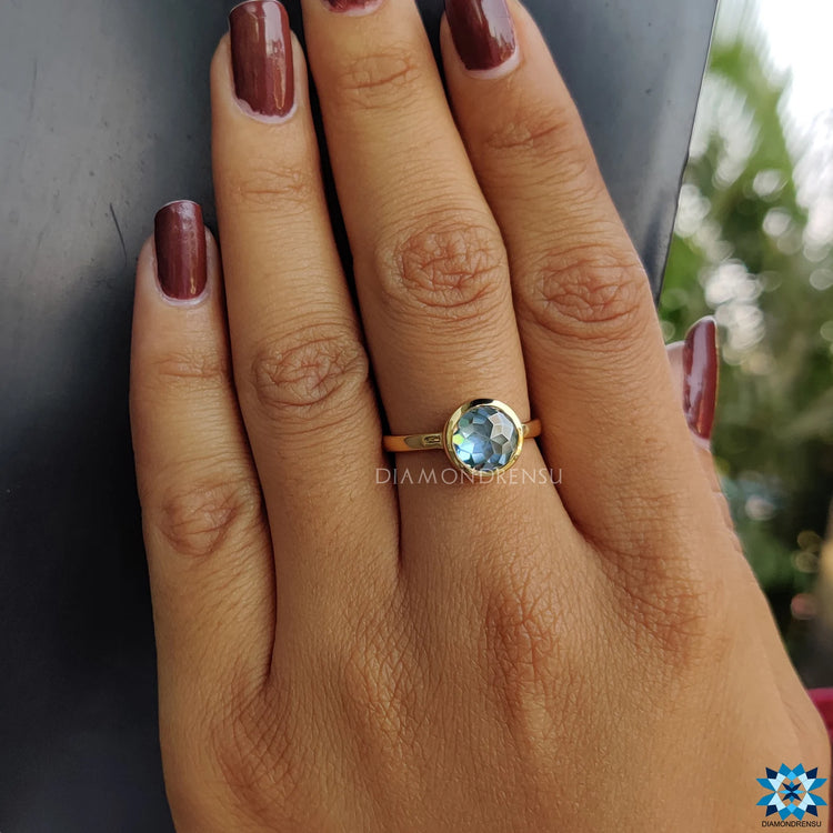 Yellow gold ring with a timeless and elegant finish.