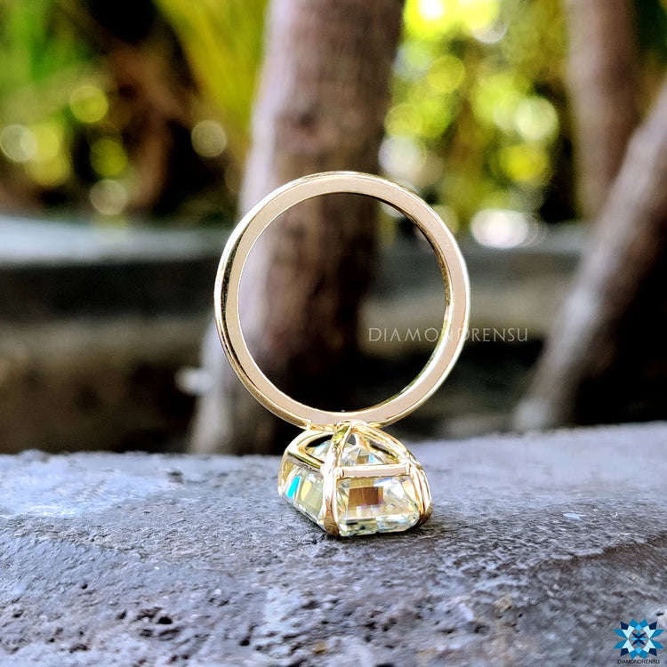 Diamondrensu engagement ring with clean claw prong setting.
