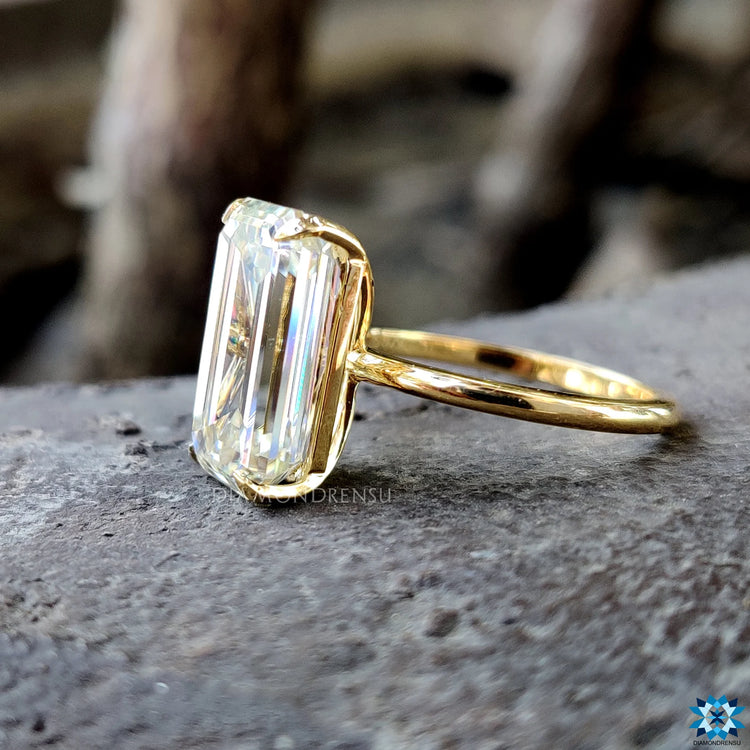 4 prong claw setting holding an emerald moissanite gemstone.
