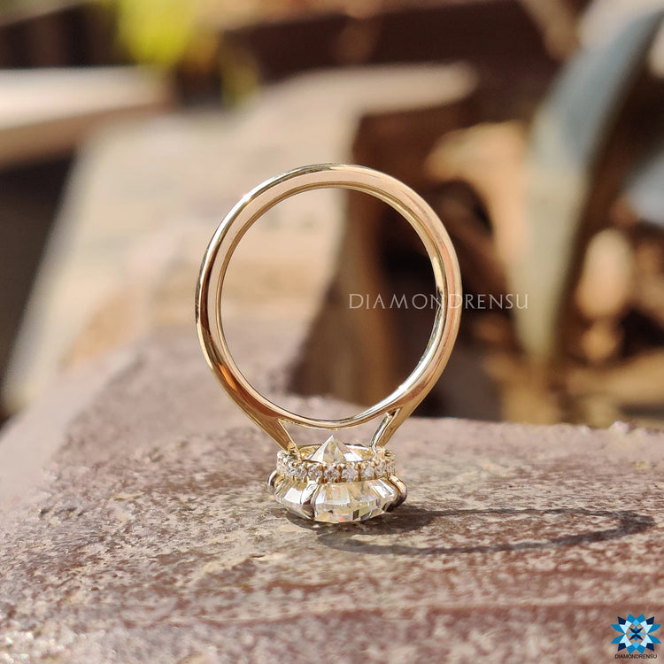 Handmade diamondrensu oval engagement ring.