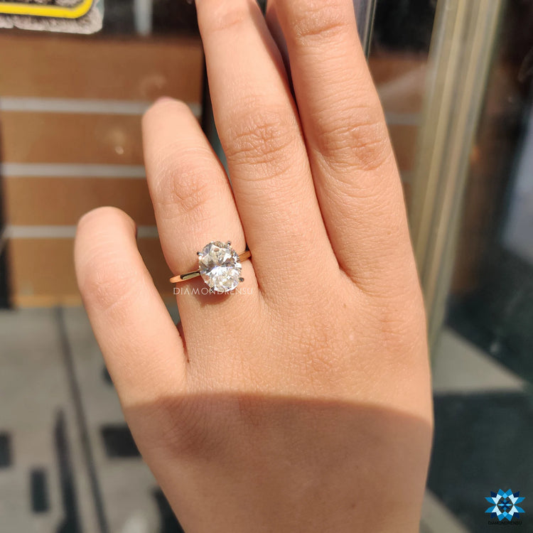 Diamondrensu handmade engagement ring with moissanite.