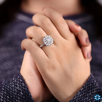 Sophisticated round cut ring with a modern design
