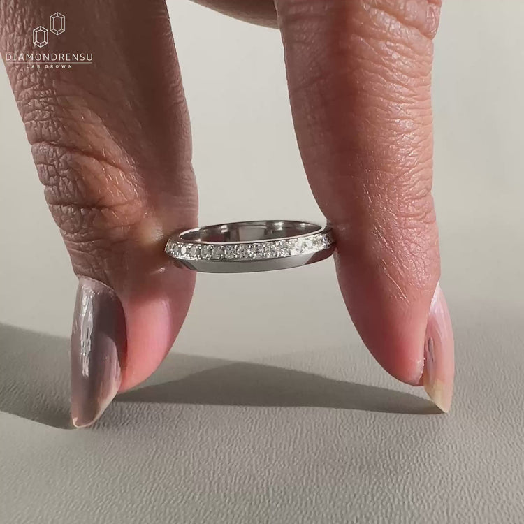 One side pave knife edge with round diamond band.
