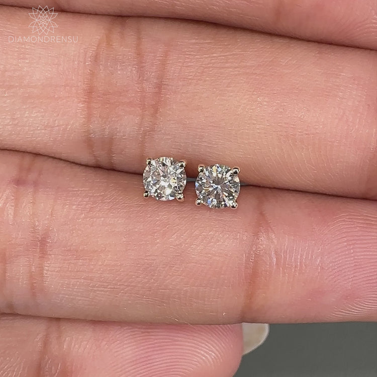 Round diamond stud earrings crafted for timeless style and sophistication.
