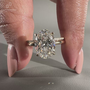 Minimalist wedding band with a sleek, elegant design.
