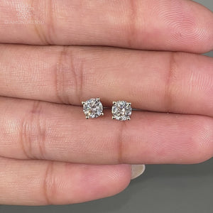 Shimmering round diamond stud earrings for every occasion.
