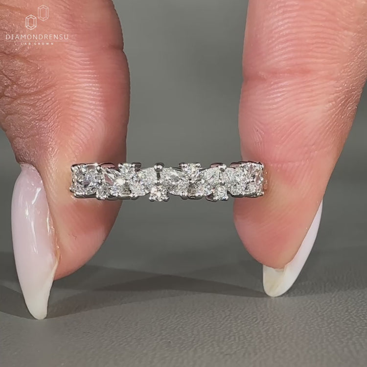 Pear and round diamond band set in white gold.
