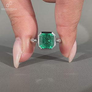 Bezel setting emerald engagement ring.
