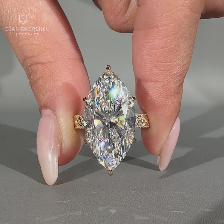 Marquise diamond ring with vintage style.
