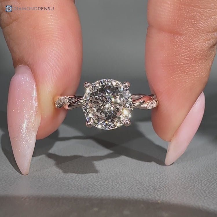Hidden halo with a round diamond complements the Portuguese diamond ring.