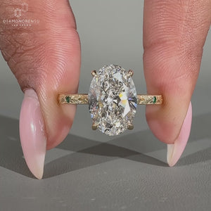 Elegant oval cut diamond ring in a timeless design.
