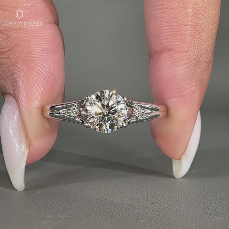 Round cut diamond handmade jewelry IGI certified buy engagement ring.

