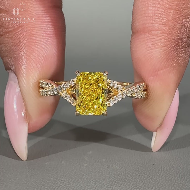 Radiant cut diamond ring in a beautiful gold yellow ring setting.
