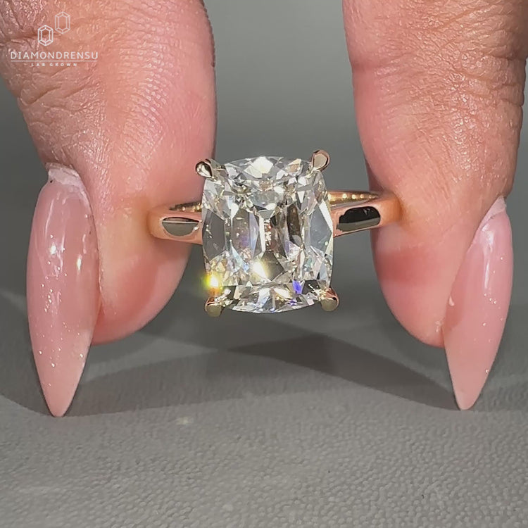 Lab grown diamond in diamondrensu engagement ring.