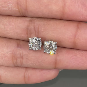 Stunning elegant earrings​ 2.50 TCW in white gold with 4 prong earrings design.
