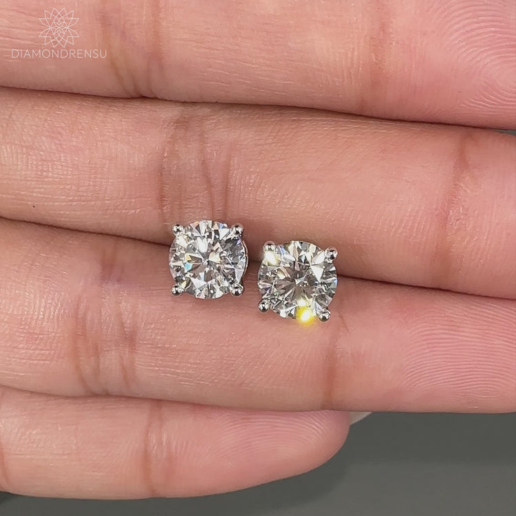 Stunning elegant earrings​ 2.50 TCW in white gold with 4 prong earrings design.
