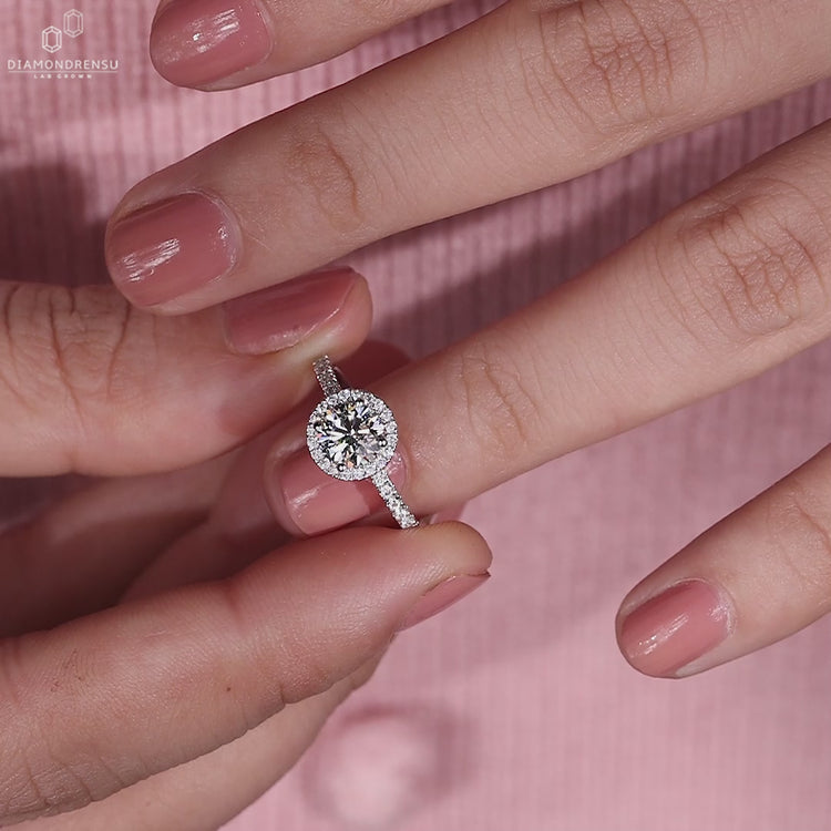 Lab grown diamond engagement ring