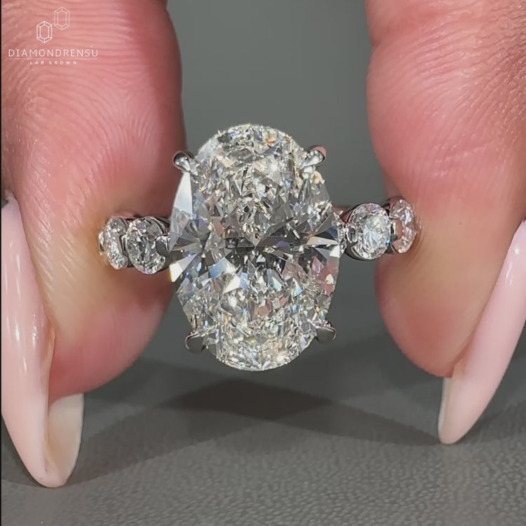 Round diamond band offering brilliance and shine for your special moments.
