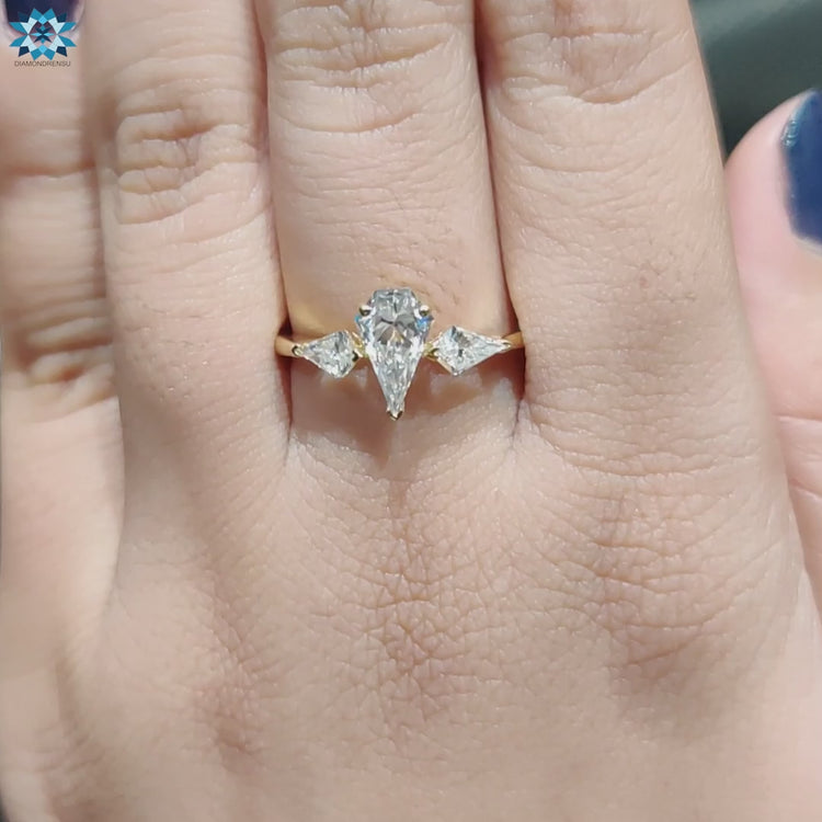 This Diamondrensu engagement ring marks a meaningful commitment with elegance.
