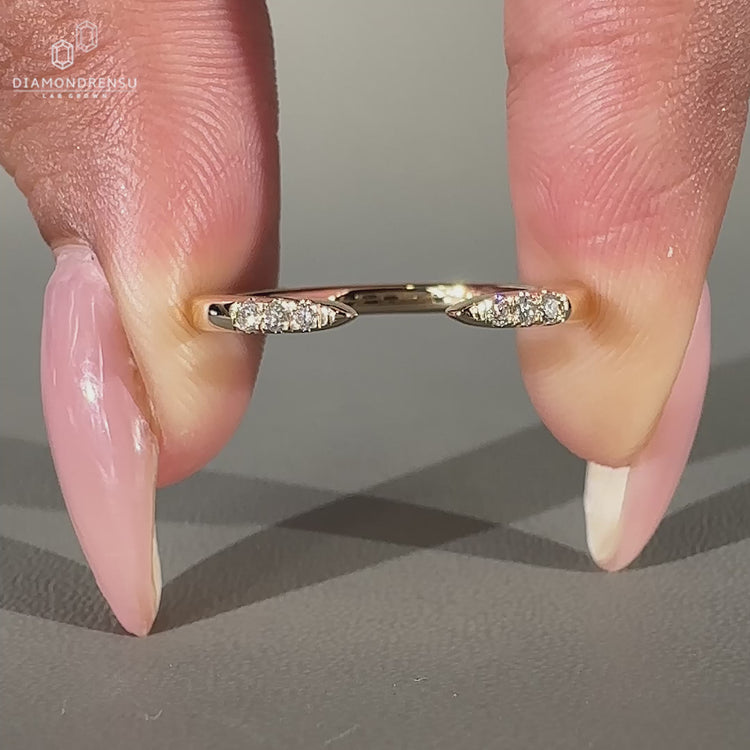 Round diamond band featuring brilliant sparkle.
