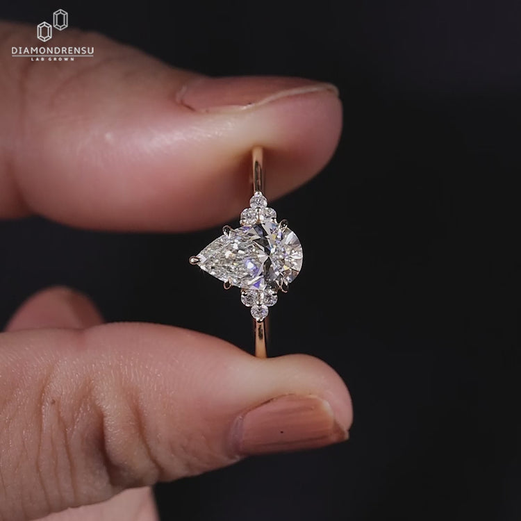 Lab grown diamond engagement ring