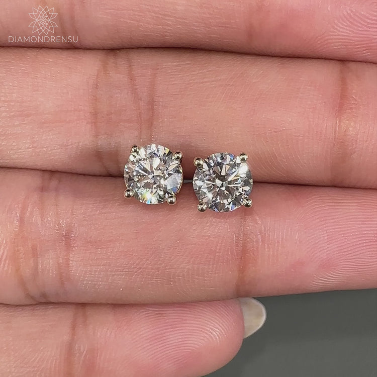 Classic round diamond stud earrings with a brilliant sparkle.
