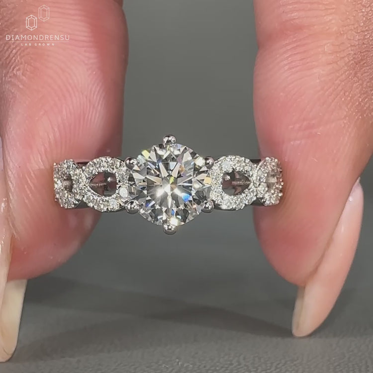 Twisted band engagement ring in white gold with a modern design.
