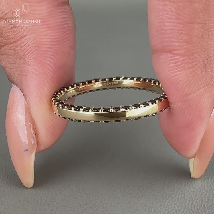 Elegant double-side eternity band with a sparkling design.

