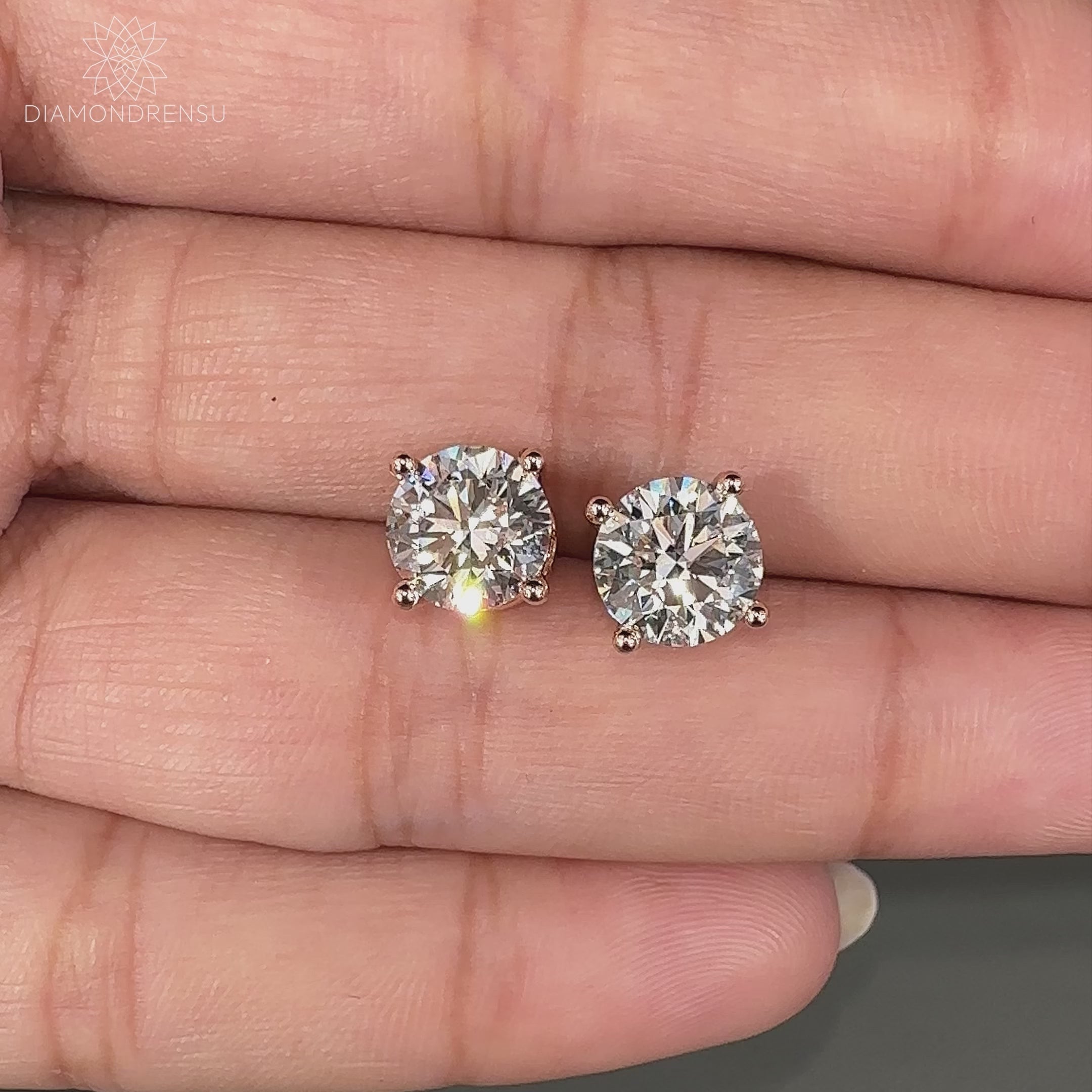 Stunning round earrings studs with IGI-certified diamonds and prong setting.