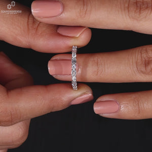 Emerald and round wedding band featuring a stunning modern look.
