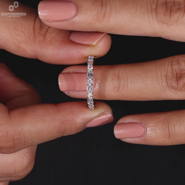 Emerald and round wedding band featuring a stunning modern look.
