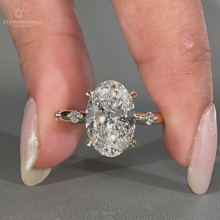 Round diamond side stone with distance pave diamond ring
