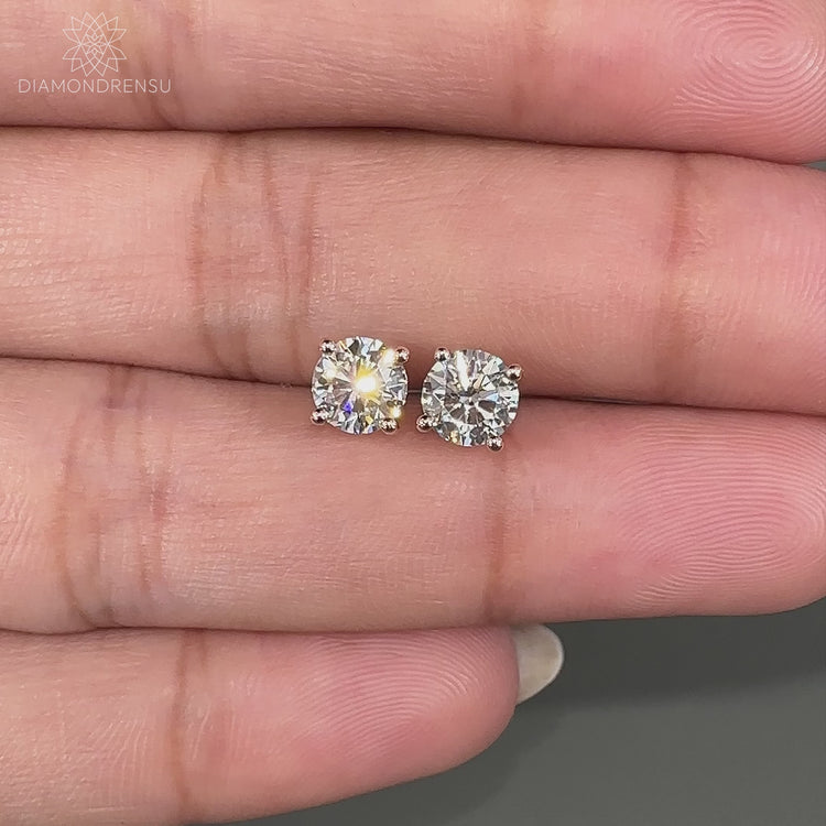 Round stud earrings showcasing timeless beauty and IGI-certified diamonds.
