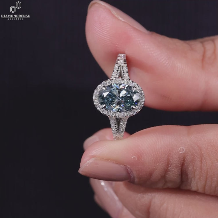 Lab grown diamond engagement ring