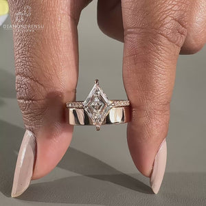 Antique Style Bridal Set with exquisite diamond detailing.
