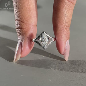 4 Prong Claw Setting on a beautiful solitaire engagement ring.
