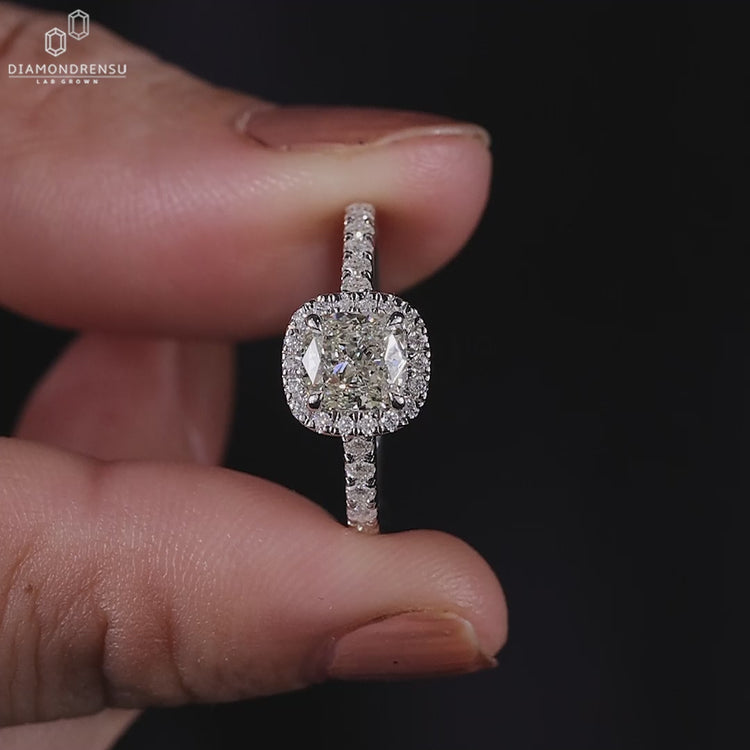 Lab grown diamond engagement ring