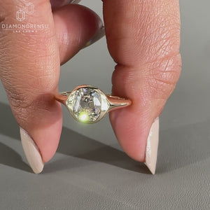 Women Signet Ring in a classic, sophisticated design.
