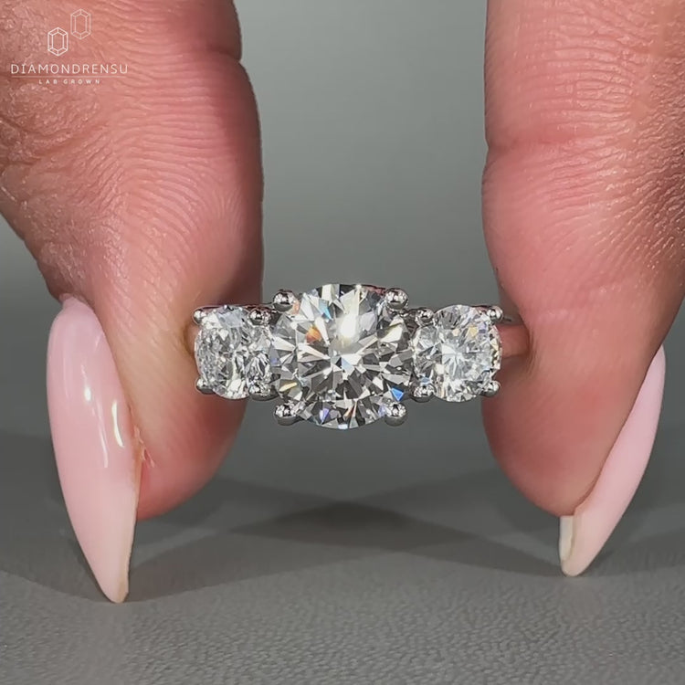 Round diamond ring with classic beauty and sparkle.
