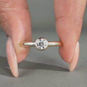A solitaire setting ring featuring a brilliant cut diamond.
