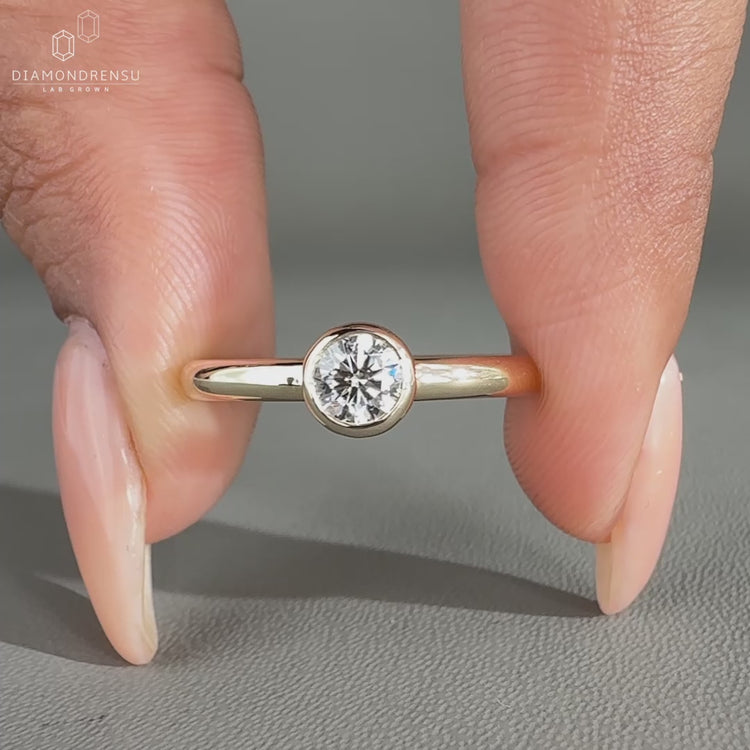 A solitaire setting ring featuring a brilliant cut diamond.

