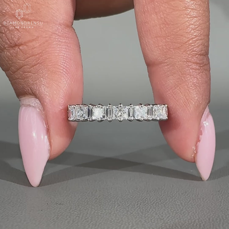 Baguette wedding band with a modern touch.
